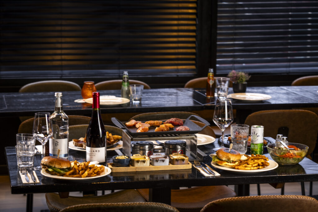 Gourmettafel met burgers, friet en drankjes bij OscarsBowlingPool in Zaandam.