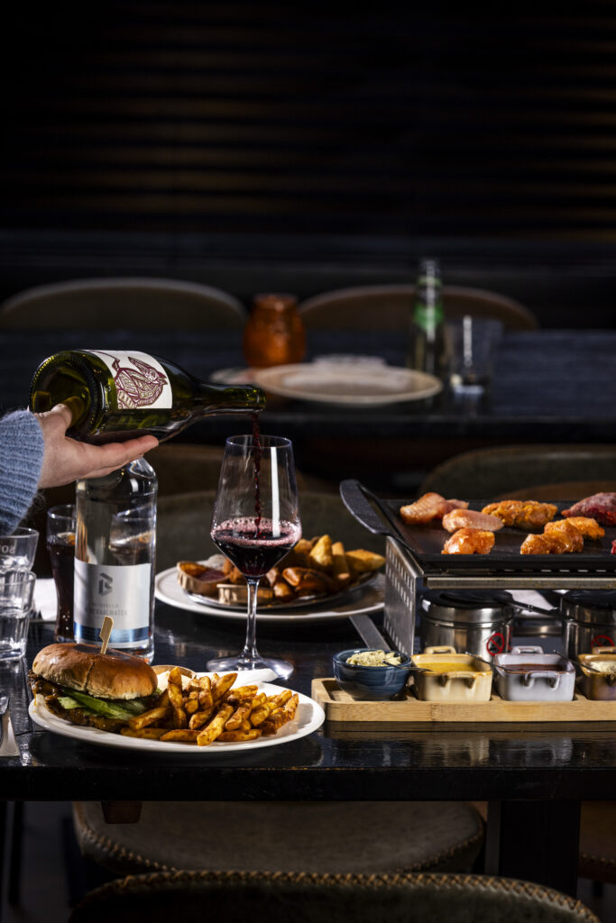 Diner met gourmet, burger en rode wijn bij OscarsBowlingPool in Zaandam.