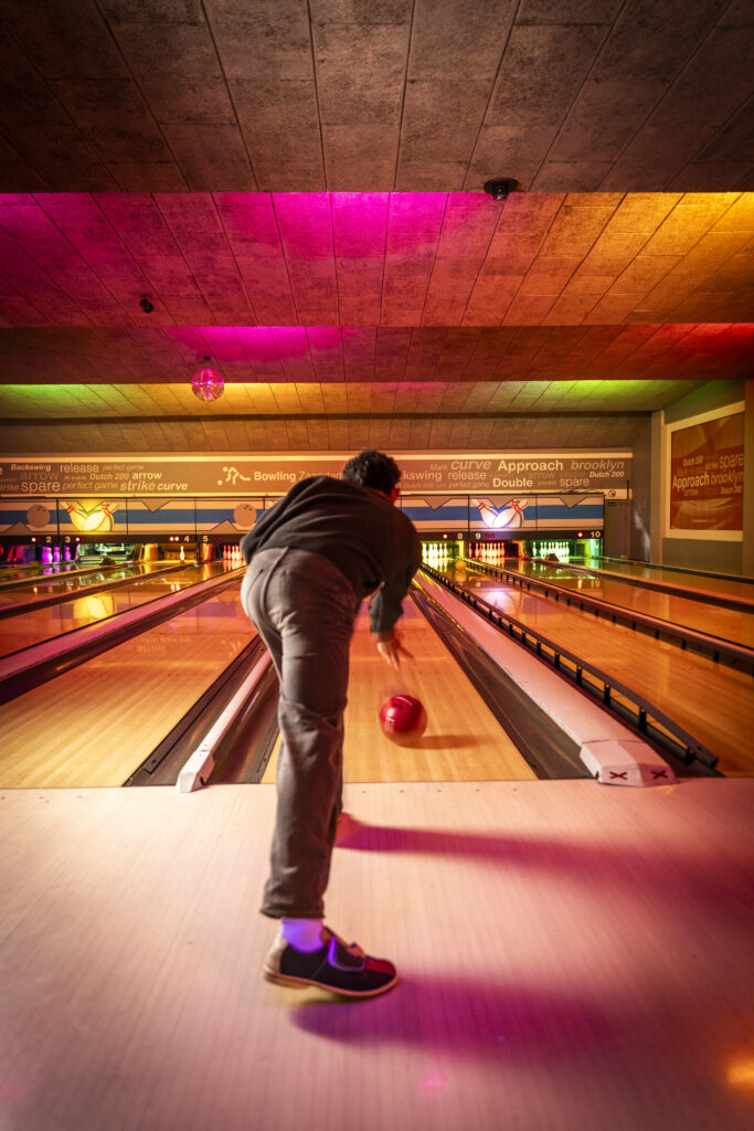 Man aan het bowlen op een bowlingbaan bij OscarsBowlingPool in Zaandam.