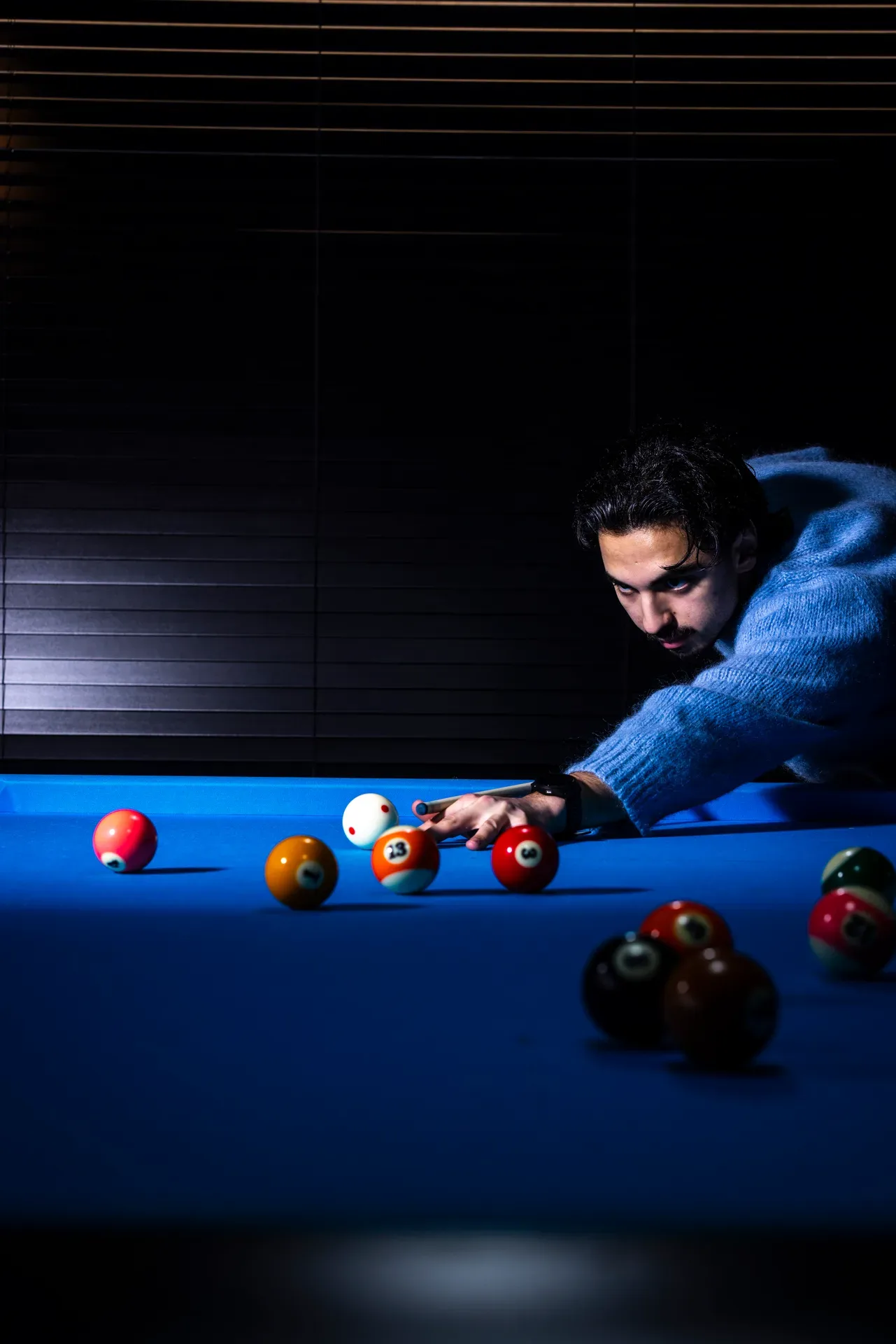 Ouderen proosten met bier aan bar - Oscars Bowling & Pool